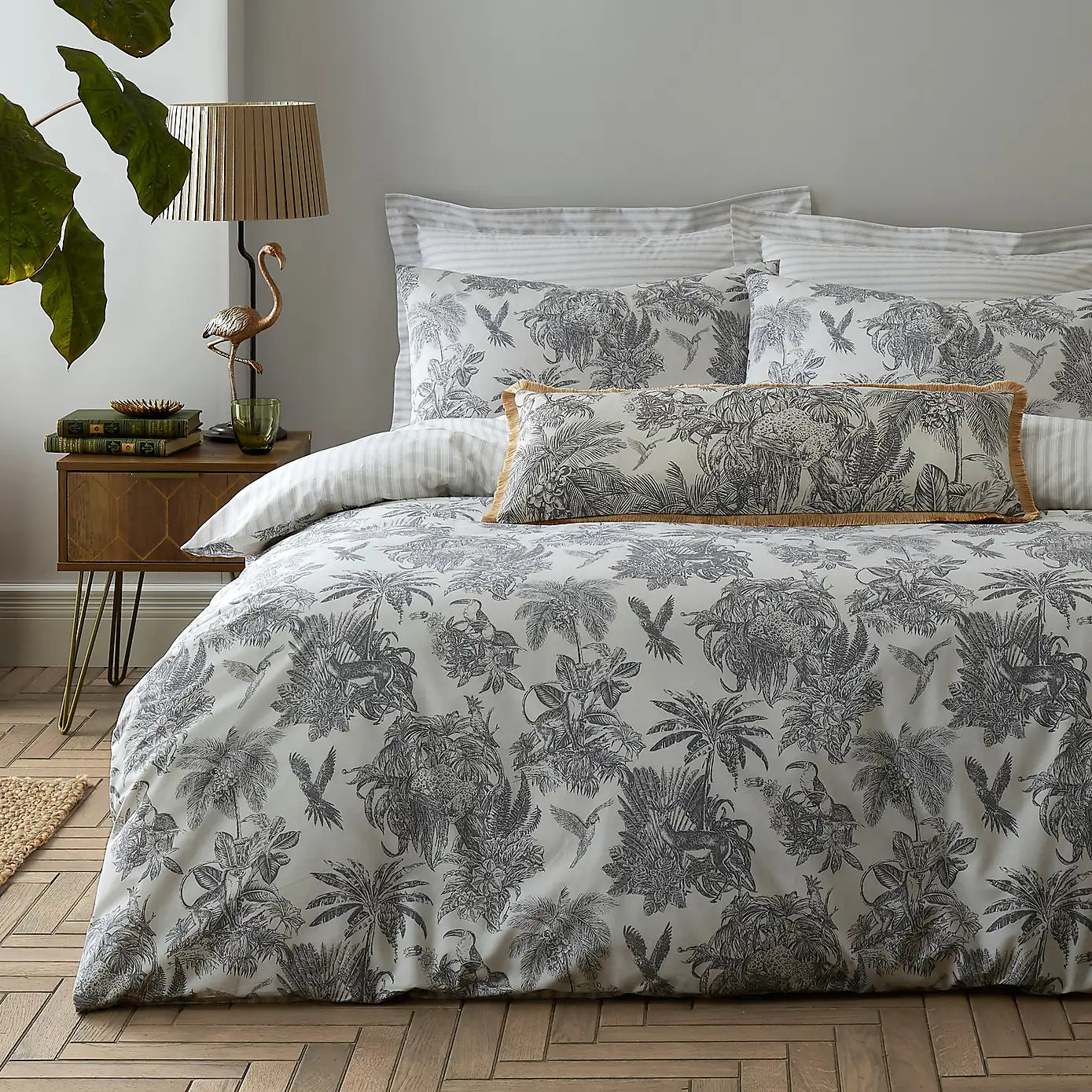 Tropical Botanical Printed Duvet Set – Elegant Black & White Floral Duvet Cover