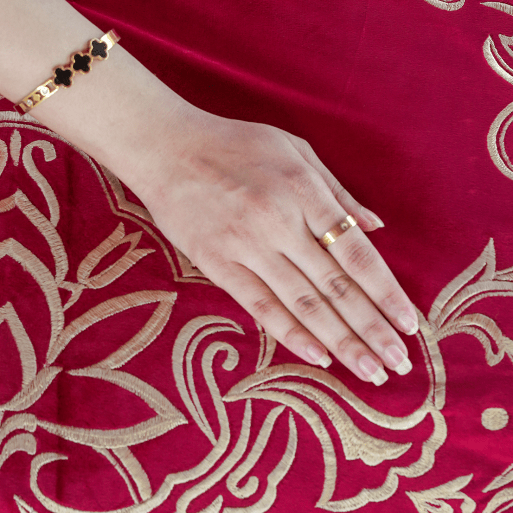 Modern Style Luxury Embroidered Velvet Duvet (Red) - myhomestore.com.pk