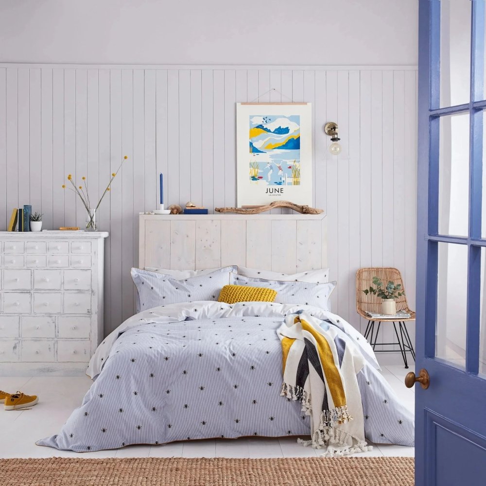 Honey Bee Printed Bedding (satin) - myhomestore.com.pk