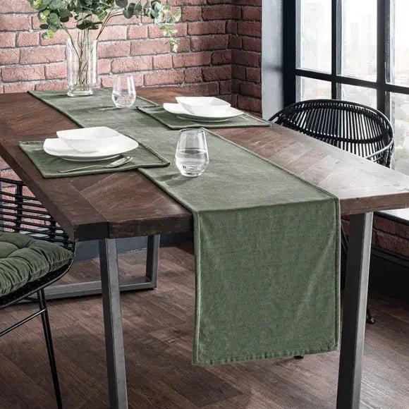 New Velvet Table Runner With Mats - myhomestore.com.pk